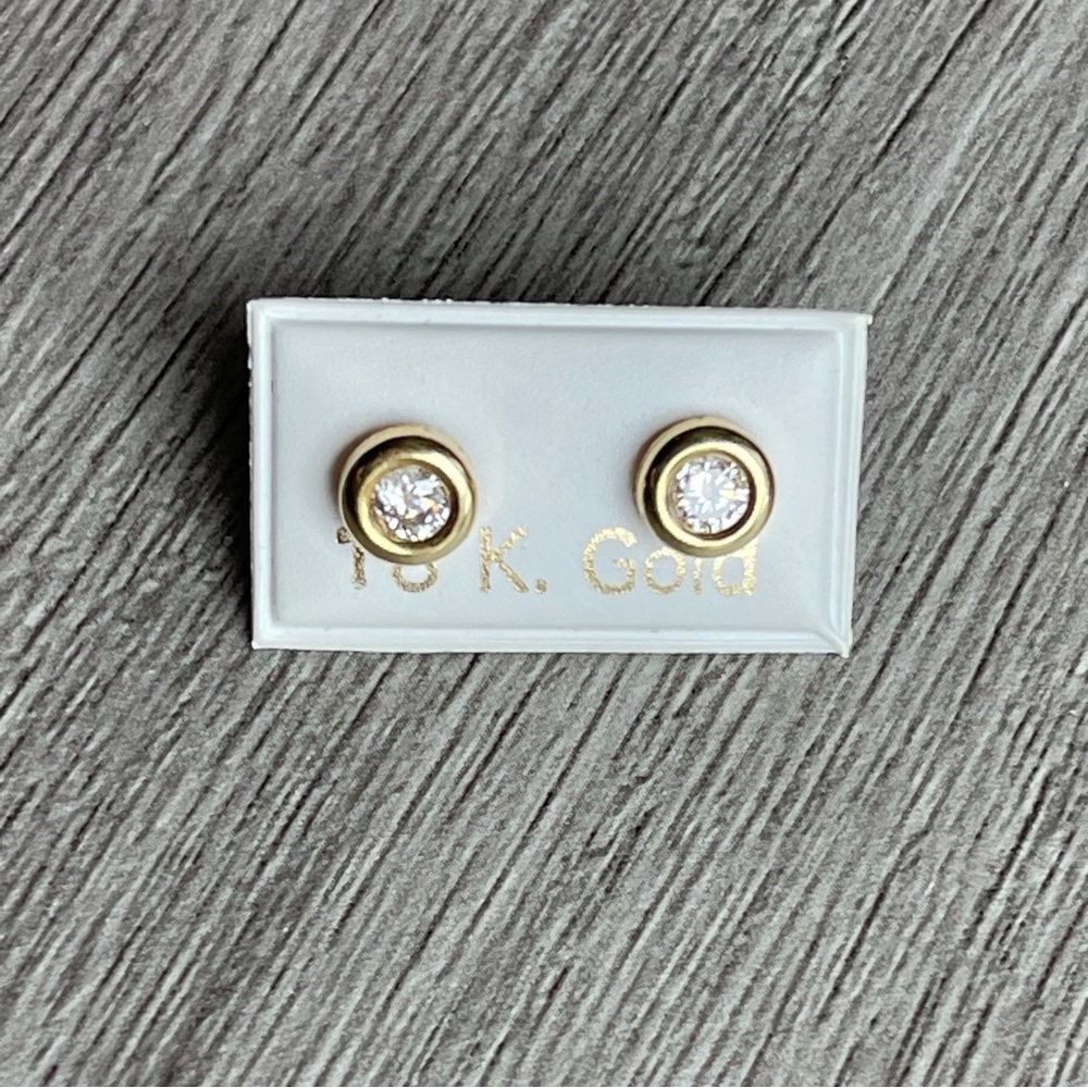 Classic 18K Gold Stud Earrings